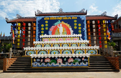 Toàn cảnh công việc trang trí Lễ Đài và trang trí xe hoa đón mừng Đại lễ Phật đản Liên hợp quốc Vesak năm 2014